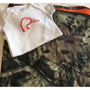 Infant Receiving Blanket and Onesie Mossy Oak Breakup